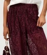 Pantalón aladín de encaje floral bordó, de calce amplio con cintura elástica y puños ajustados en los tobillos.