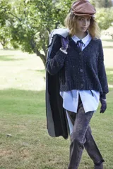 Saco de paño gris de corte recto y largo, con solapas clásicas y forro interior oscuro.