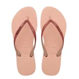 Sandalias tipo ojota Havaianas modelo Slim Glitter II, color beige arena. Presentan tiras finas con acabado de glitter brillante y logo de la marca en relieve.