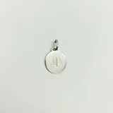 Dije circular de plata 925 con grabado central de una balanza de la justicia.