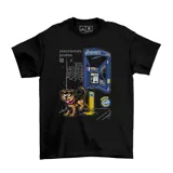 Remera negra de algodón con estampado gráfico frontal que muestra un perro junto a una cabina telefónica y la frase 'marcamos juntos'.