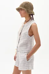 Short de lino a cuadros color beige y blanco, con cintura elastizada y lazo ajustable.