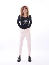 Remera negra de manga larga con cuello redondo y estampado frontal con la frase "Love Yourself, Express Yourself. There is no one better, Take care".