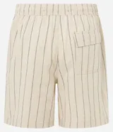 Bermuda masculina confeccionada en tejido de tricolina con estampa de rayas rústicas, cintura elástica con cordón ajustable y bolsillo.