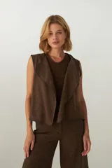Chaleco marrón con textura, de corte recto y solapas amplias.