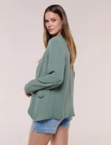 Chaqueta de algodón verde militar, marca Dash, con bolsillos simulados en el frente y terminaciones desflecadas.