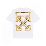 Camiseta blanca de corte oversize con estampado gráfico en la espalda con el diseño "Tape Arrow" en tonos amarillos y negros.