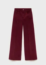 Pantalón de jean estilo wide leg, color bordó, con tiro alto, cinco bolsillos, cierre frontal con cremallera y botón, y trabillas para cinturón.