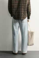 Jeans de corte recto y tiro medio color celeste claro, estilo loose cropped con efecto lavado y cinco bolsillos.