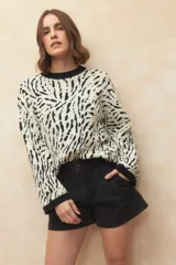 Short de jean negro con pinzas y doble botón en la pretina.