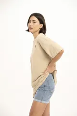 Remera verde con estampado pequeño en el pecho que dice "We all grow".