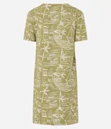 Vestido corto tipo t-shirt color verde oliva con estampado de paisaje tropical en tonos beige. Tiene escote en V y mangas cortas.