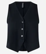 Chaleco femenino de estilo sastrero confeccionado en tejido punto roma, con escote en V y cierre frontal de tres botones. Presenta un diseño estructurado y sin mangas, ideal para superposiciones.