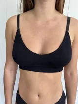 Top gris de microfibra con copas removibles y breteles finos.