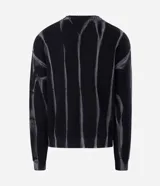 Suéter de punto con diseño texturizado y efecto acid wash, de corte boxy, cuello redondo y manga larga.