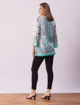 Blusa estampada marca Ruby Rd con aplique de crochet en el escote y mangas 3/4 amplias.