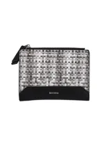 Monedero Terrano con diseño tejido en tonos grises y blancos, cierre superior con cremallera, bolsillo exterior con cierre imán y logo de la marca en el frente.