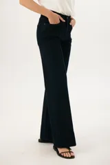 Pantalón de jean azul oscuro, de corte acampanado, con bolsillos delanteros y traseros, y costuras verticales en el frente.