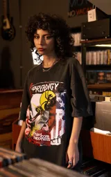 Remera de manga corta con cuello redondo y calce oversize, color negro con efecto nevado. Presenta un estampado gráfico frontal con el logo de la banda The Prodigy y elementos artísticos.