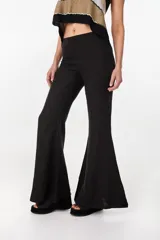 Pantalón oxford color negro, confeccionado en lino italiano, de talle medio con diseño ajustado en la parte superior y silueta acampanada en la parte inferior.