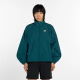 Campera deportiva New Balance de la colección Trackside, color verde oscuro. Presenta cuello alto, cierre frontal completo, mangas largas con puños elásticos y logo de la marca bordado en el pecho. Confeccionada en material ripstop resistente al viento y al agua, con diseño de ventilación.