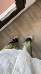 Calza de terciopelo color verde oscuro, de corte acampanado.