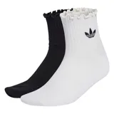 Par de medias de caña media Adidas con diseño acanalado y borde superior con volados. Incluye un par en color blanco y otro en color negro, ambos con el logo del trébol bordado.