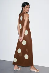 Vestido largo de punto marrón con cuello redondo y sin mangas, con estampado de lunares grandes en color crema.