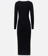 Vestido midi de punto acanalado, con diseño ajustado al cuerpo, cuello barco y mangas largas. Confeccionado en tejido de punto texturizado.