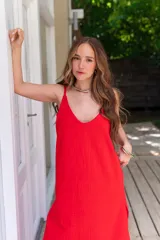 Vestido largo rojo, sin mangas, con escote en V pronunciado y corte amplio.