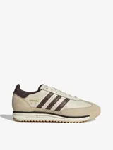 Zapatillas Adidas modelo SL 72, con diseño retro en tonos crema y marrón. Presentan una base de cuero con superposiciones de gamuza, las icónicas tres tiras laterales en marrón y una mediasuela de EVA con suela de caucho dentada.