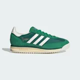 Championes Adidas SL 72 RS color verde con detalles en blanco y suela color crema.