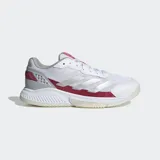 Championes de pádel Adidas modelo Courtquick para mujer, color blanco con las tres tiras en plateado y detalles en fucsia. Diseñados con empeine textil ligero, mediasuela Cloudfoam Plus para amortiguación y suela Adiwear de gran durabilidad.