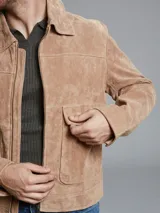 Campera cazadora color marrón claro con cierre frontal y bolsillos con solapa.