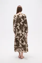 Vestido midi holgado con estampado floral en tonos verde militar y beige, cuello en V, mangas largas y falda con volados.