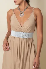 Cinto de lurex elastizado plateado con aplique de tres flores formadas por cintas entrelazadas.