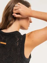 Top tejido de algodón color crema, con escote redondo y punto calado.