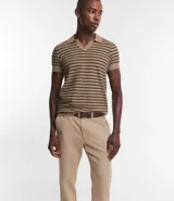 Cinturón de cuero negro liso con hebilla metálica plateada de forma rectangular.