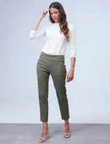 Pantalón verde militar de gabardina elastizada, marca Ruby Rd, corte recto, largo al tobillo y pretina ancha elastizada. Delantera con bolsillos simulados y trasera con bolsillos aplicados.