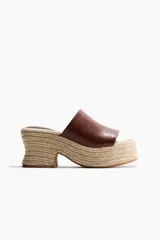 Sandalias de plataforma con tira ancha de cuero marrón y taco de bloque revestido en yute trenzado.