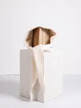 Bufanda de punto gris con capucha integrada, diseñada con un tejido de textura suave y terminaciones en punta.