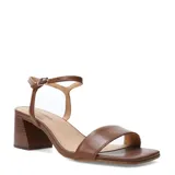 Sandalias de cuero color marrón, con tira ancha en la parte delantera, puntera cuadrada y taco ancho. Cuenta con tira fina en el tobillo con hebilla ajustable.