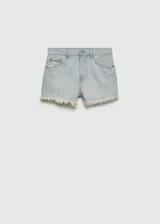 Short de jean estilo vaquero en color celeste claro, con diseño de cinco bolsillos, cierre frontal de botones ocultos y bajo con terminación deshilachada.