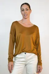 Blusa de manga larga con cuello redondo y calce relajado, confeccionada en viscosa con acabado satinado.