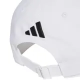 Gorra Adidas de la colección Mercedes de Kimi Antonelli, color blanco con visera curva, logo de Mercedes-Benz bordado en el frente y el isotipo de Adidas en el borde de la visera. Presenta un detalle de ribete azul en el borde inferior de la visera y cierre ajustable en la parte posterior.