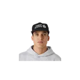 Gorro tipo gorra negra con visera plana y bordado frontal en color blanco con texto y escudo.