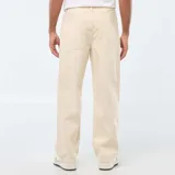 Pantalón de jean con corte recto y ajuste regular, diseño clásico de cinco bolsillos, cierre frontal con botón y cremallera.