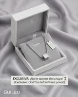 Collar de acero con cadena fina y dije central pasante en forma cuadrada.