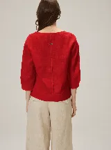 Blusa de algodón color marrón, con escote redondo, mangas tres cuartos con volumen sutil y costuras verticales decorativas en el frente.
