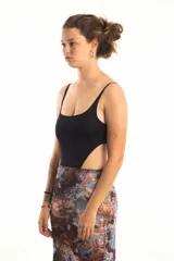 Body de lycra color negro, con escote redondo, breteles finos y diseño cut-out en los laterales de la cintura.